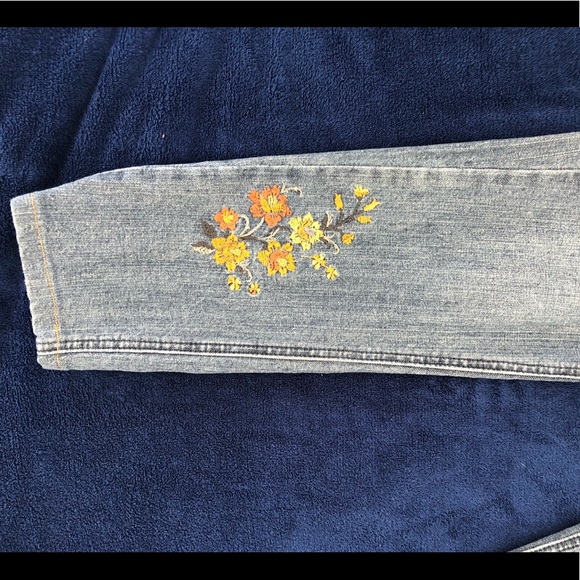 Democracy Embroidered Jeans - Picture 5 of 7